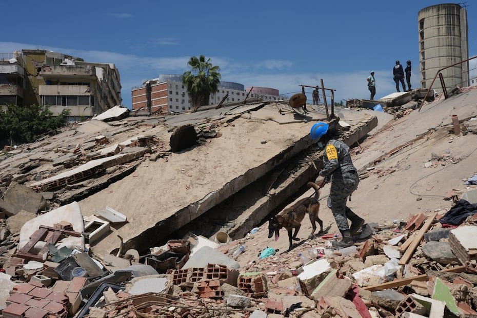Desde México han viajado 18 binomios canófilos especialistas en localización de personas atrapadas en estructuras colapsadas, así como 4.4 toneladas de herramienta, material y equipo y 2.7 toneladas de insumos médicos.