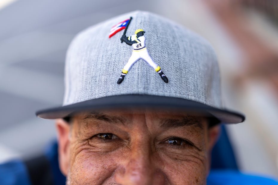 Félix Mercado con una gorra del legendario Roberto Clemente.