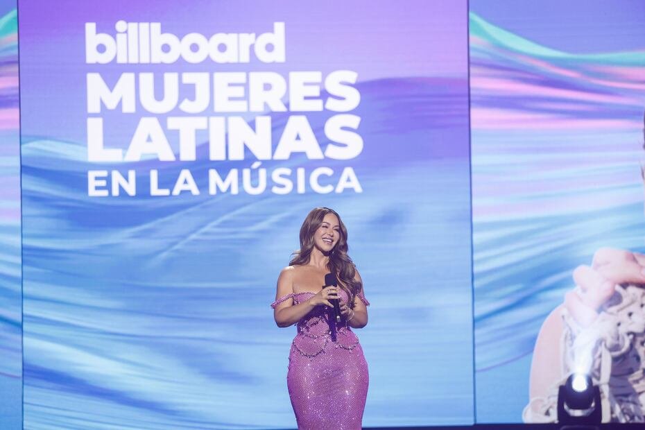 A través de las redes sociales de Telemundo, Chiquis compartió el "detrás de cámaras" de sus múltiples cambios de vestuario.