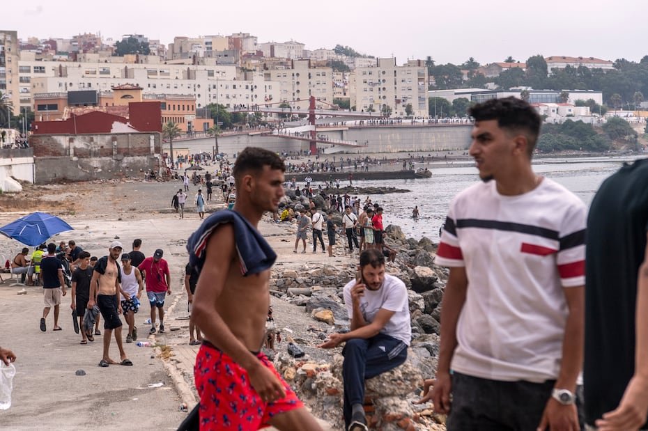 La mayoría parecían ser hombres jóvenes, aunque también había familias con mujeres y niños.