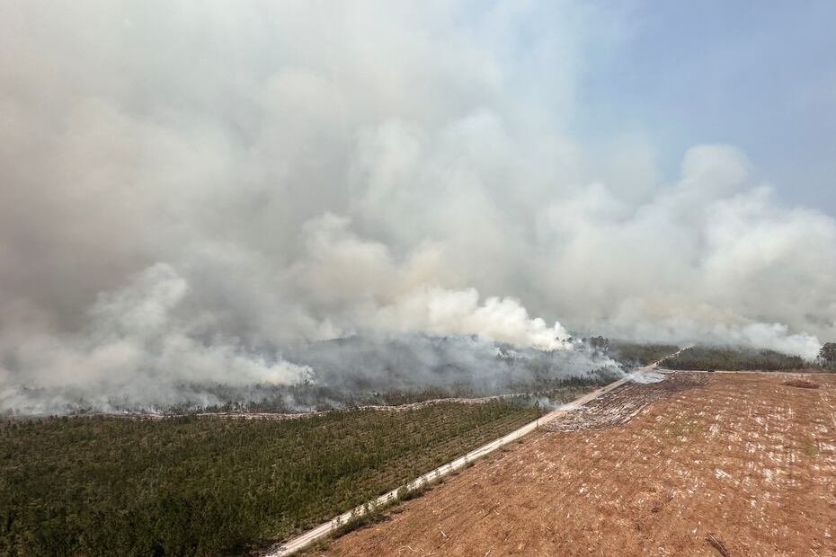 Los investigadores sospechan que el incendio más grande comenzó cuando un hombre soldaba una reja en el exterior.