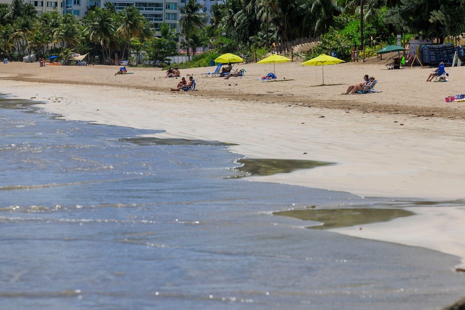 Con casi 300 playas distribuidas a lo largo de 270 millas de costa, la isla ofrece espacios para nadar, practicar deportes acuáticos, compartir en familia o simplemente desconectarse frente al mar.