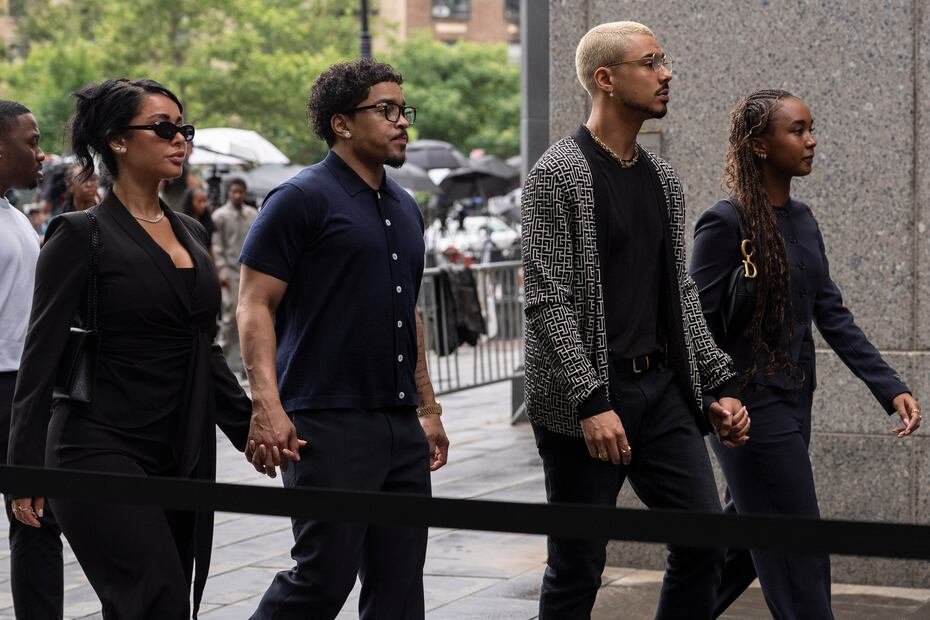 Chance Combs (derecha), Quincy Brown (segundo desde la derecha) y Justin Dior (segundo desde la izquierda), hija e hijos de Sean "Diddy" Combs, llegan al tribunal el miércoles 2 de julio de 2025, en Nueva York. (AP Photo/Yuki Iwamura)