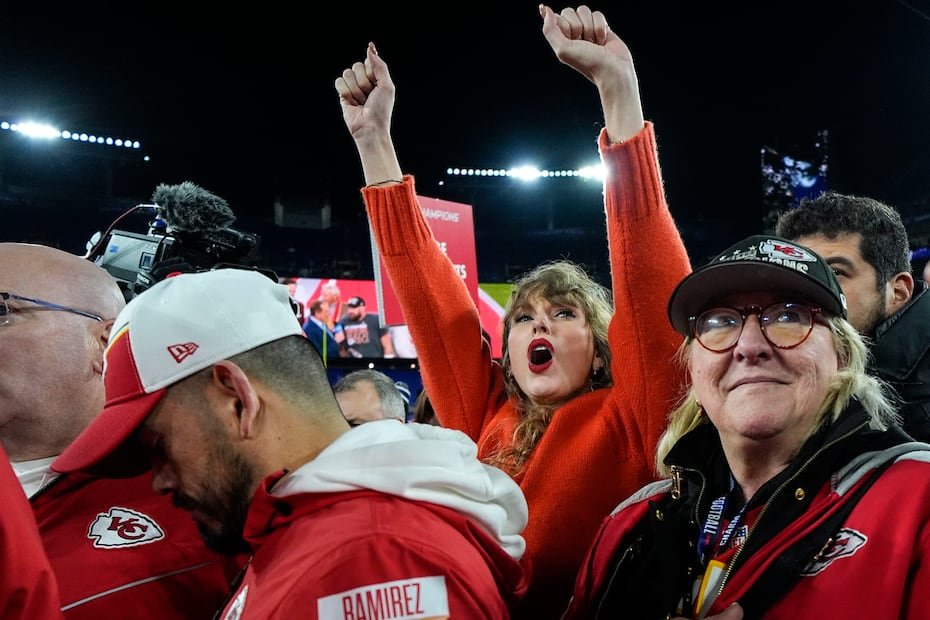 Taylor Swift, izquierda, y Donna Kelce, a la derecha, vieron a los Chiefs de Kansas City recibir el trofeo Lamar Hunt después del partido de campeonato de la AFC contra los Ravens de Baltimore el domingo 28 de enero de 2024, en Baltimore. (Foto AP/Julio Cortez)