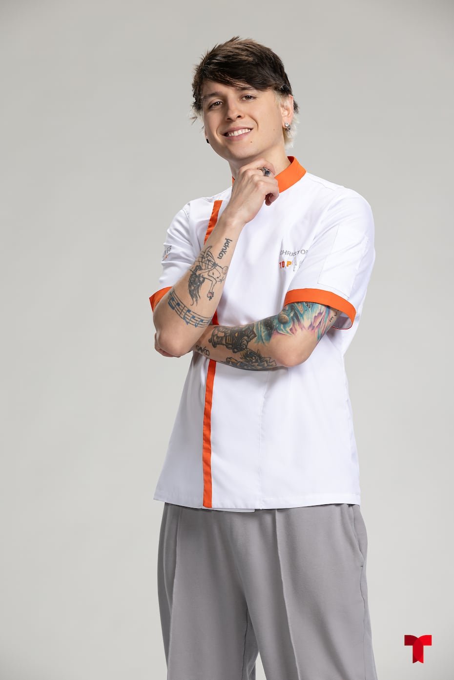 Christopher Vélez: Cantante ecuatoriano-estadounidense que conquistó corazones como miembro del famoso grupo juvenil CNCO, reconocido por su talento vocal y carisma.