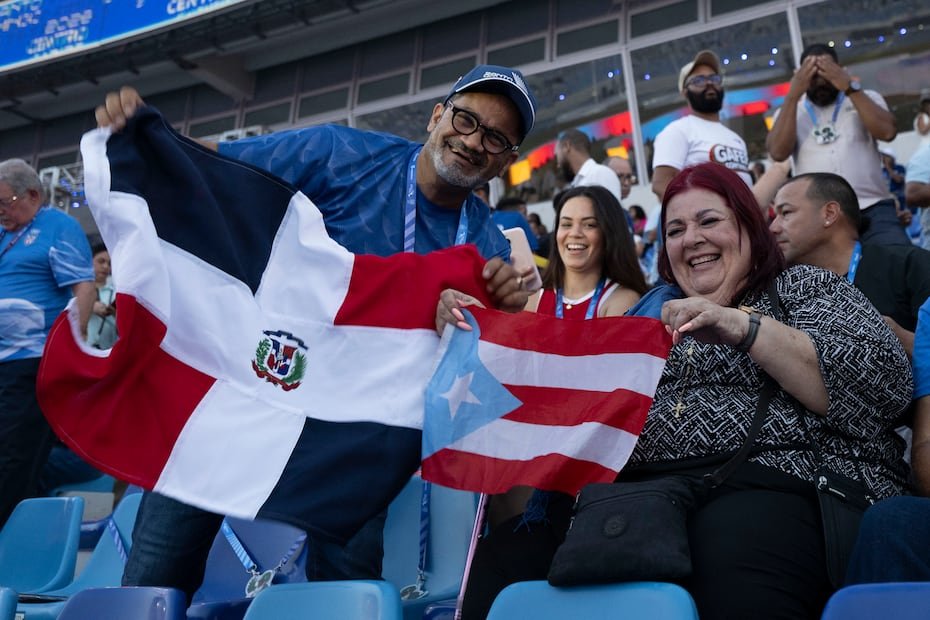 Aficionados de Quisqueya y la Isla del Encanto comparten en ls gradas.