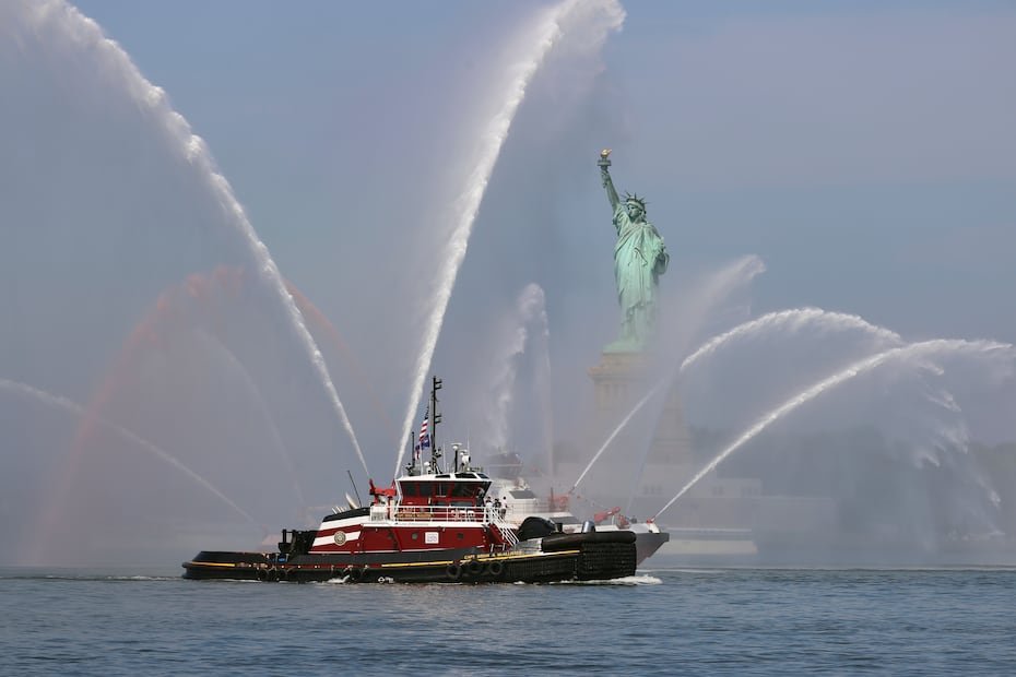 Una embarcación del Departamento de Bomberos de Nueva York lanzó chorros de agua cerca de la Estatua de la Libertad, en la bahía de Nueva York.