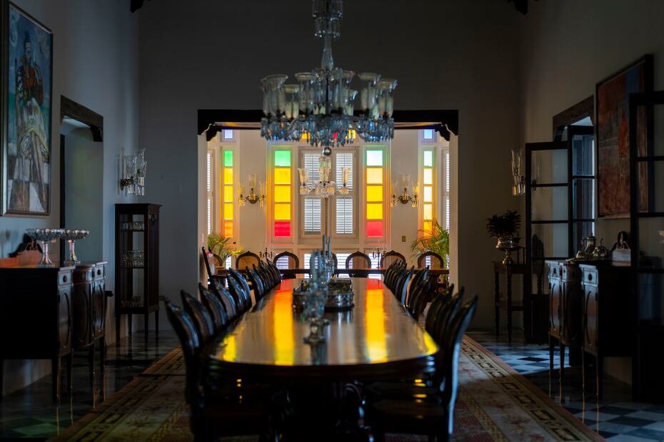 Comedor de Estado. Destaca, entre otras cosas, por sus coloridos vitrales.