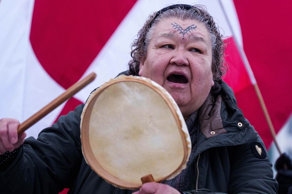 Miembros del pueblo nativo Inuit realizaron ceremonias tradicionales de su cultura para protestar contra las intenciones de Trump.