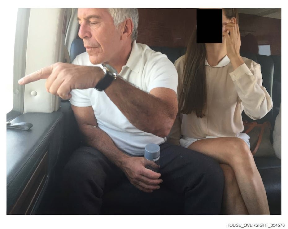 Esta foto sin fecha, con partes censuradas, muestra a Jeffrey Epstein con una joven.