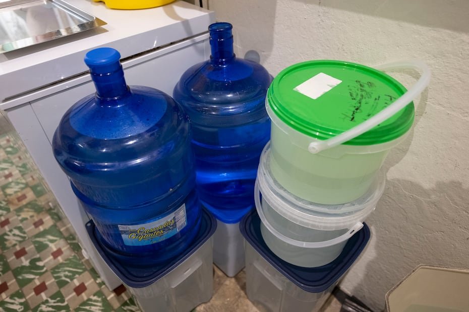 El almacenamiento de agua se ha vuelto parte de la rutina de los comerciantes, quienes buscan mantener abastos suficientes para limpieza, cocina y operación del negocio.