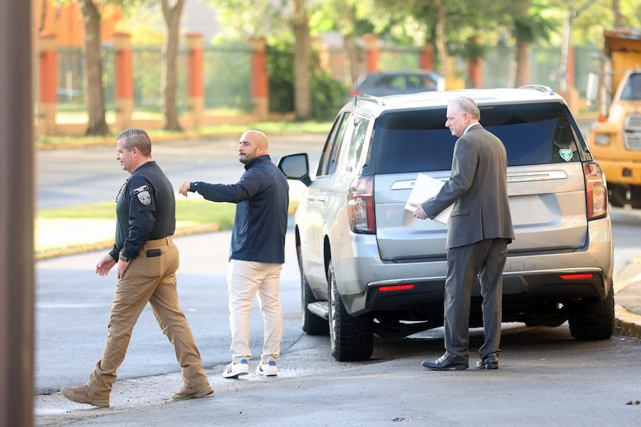 Muldrow (der.) hizo presencia en varios operativos federales en Puerto Rico junto al ahora exjefe del FBI, Joseph González (izq.).