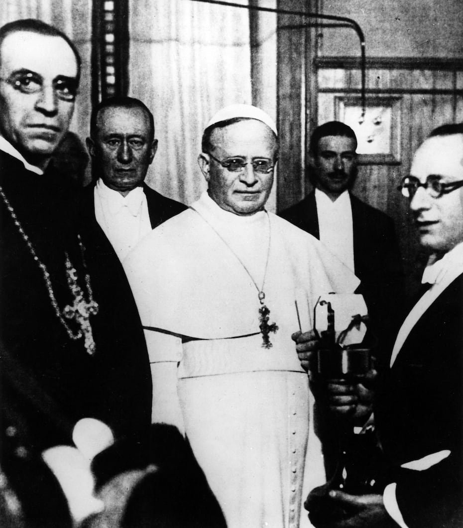 En la imagen, Pío XI junto al cardenal Eugenio Pacelli (a la izquierda), quien posteriormente se convertiría en el papa Pío XII. (Bridgeman Images via AFP)