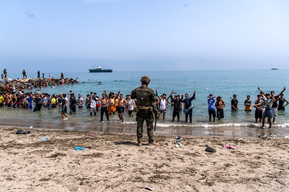 Miles de migrantes han llegado en masa al diminuto territorio español de Ceuta, en el norte de África, procedentes de Marruecos, y decenas han fallecido en el intento.