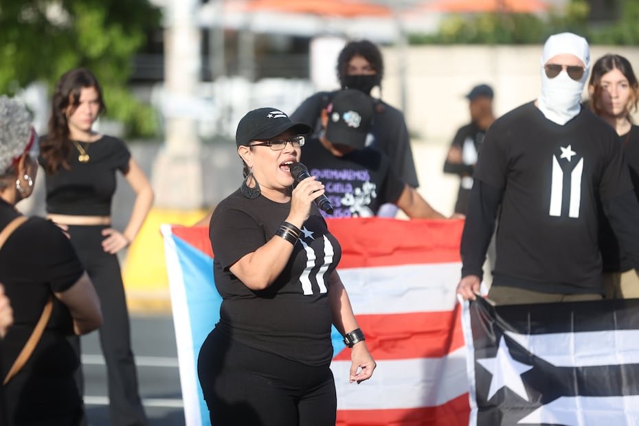 La portavoz de la organización, Joselyn Velázquez, explicó que la protesta buscó anunciar “al país el comienzo de una jornada de manifestaciones en denuncia al cumplimiento de los 10 años de la Junta de Control Fiscal y la Ley Promesa”.