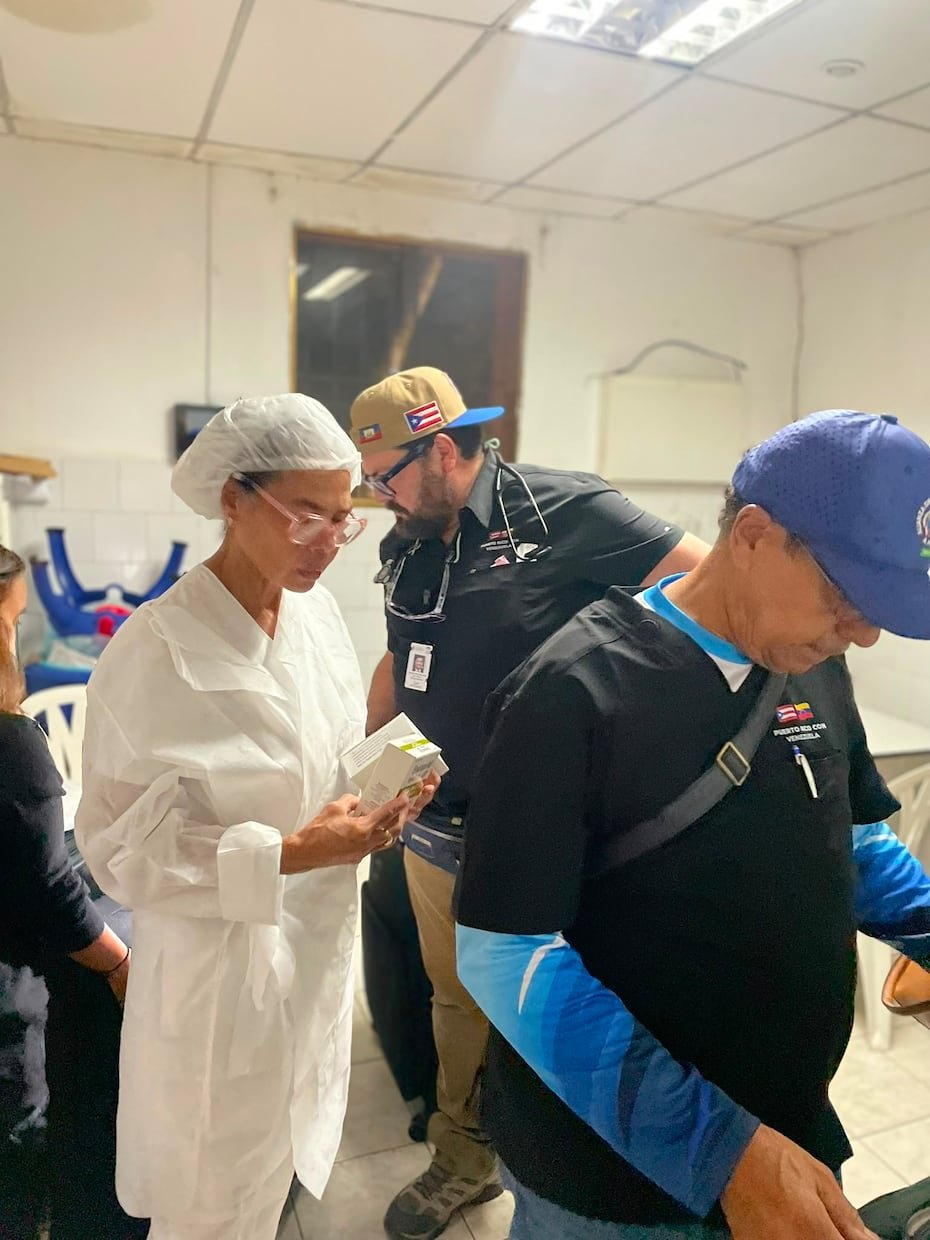 El grupo estuvo encabezado por el pasado secretario del Departamento de Salud, el doctor Carlos Mellado, al centro en esta imagen.