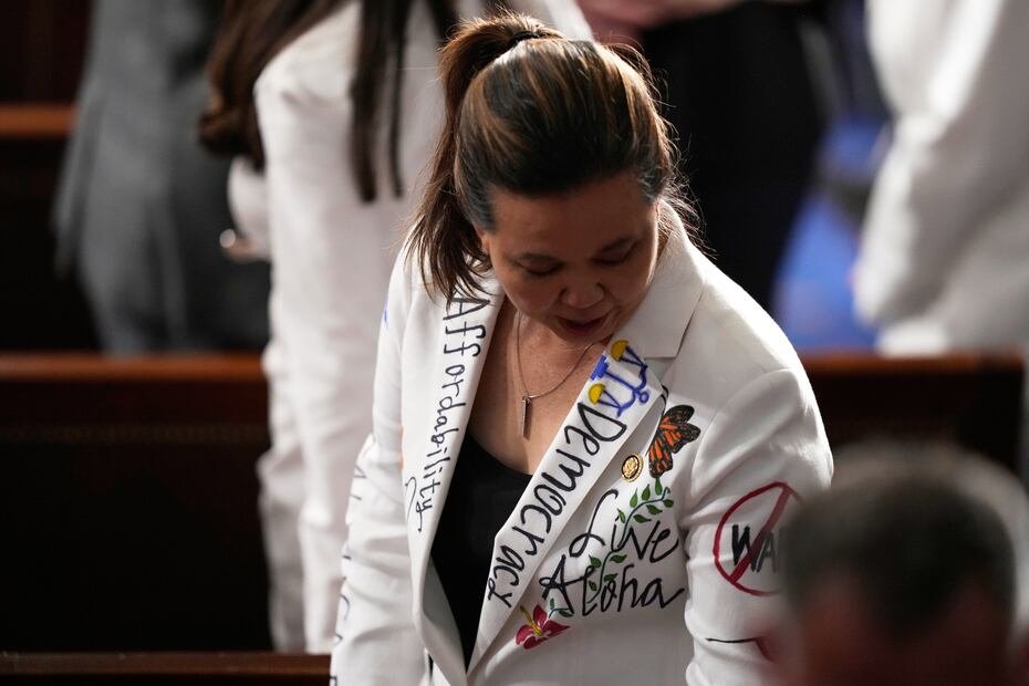 La representante por Hawái, Jill Tokuda, entró al hemiciclo con mensajes en contra de la guerra y a favor de la democracia y asequibilidad.