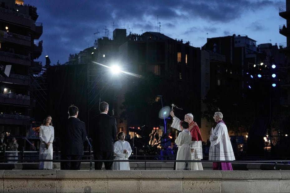 Así el papa León XIV inauguró la Torre de Jesucristo en la Basílica de la Sagrada Familia, acompañado por el rey Felipe VI y la reina Letizia de España.
