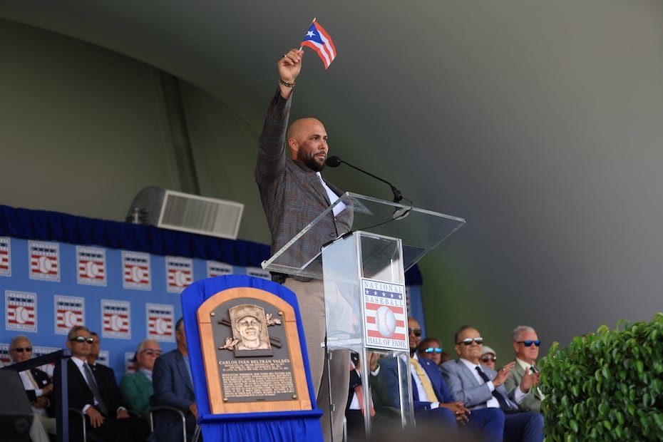 Beltrán sacó la bandera de Puerto Rico durante su discurso.
