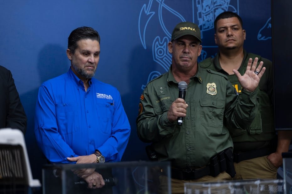El secretario del DRNA, Waldemar Quiles (izquierda), junto al teniente del Cuerpo de Vigilantes, Ángel Atienza, durante una conferencia de prensa en La Fortaleza, donde ofrecieron detalles sobre los operativos para combatir el tráfico de especies exóticas en Puerto Rico.