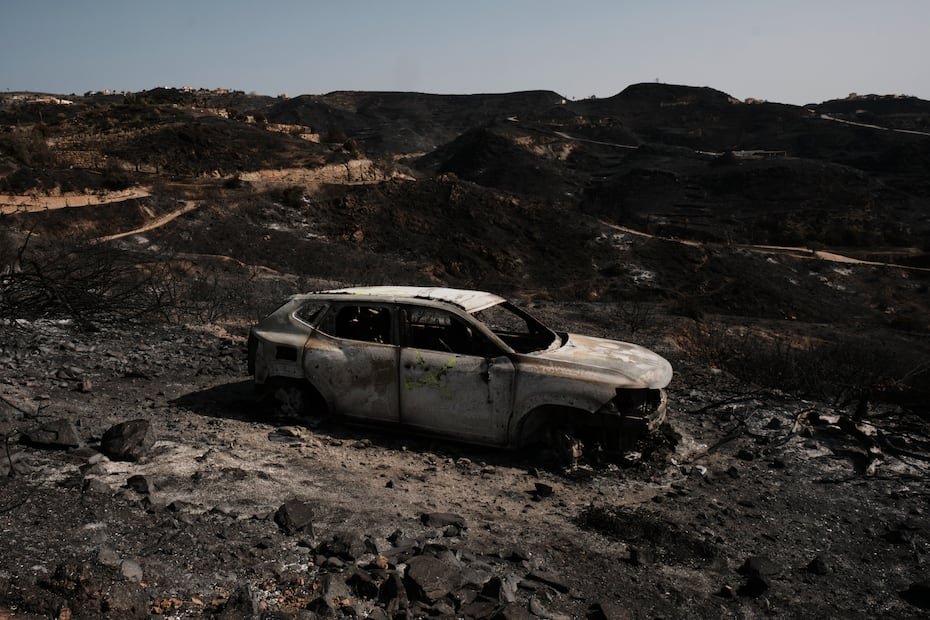 Los equipos de extinción realizaron quemas controladas durante la noche alrededor del perímetro del incendio.