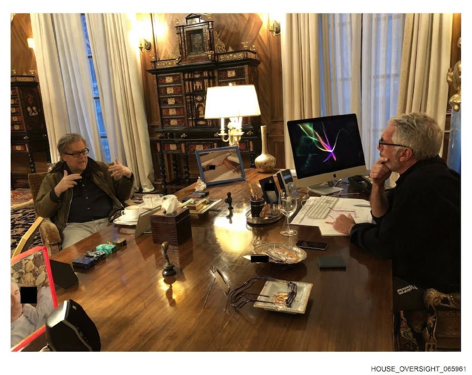 Jeffrey Epstein conversa con Steve Bannon, un estratega político de extrema derecha estadounidense, exbanquero de inversiones y expresidente del medio ultraconservador Breitbart News.