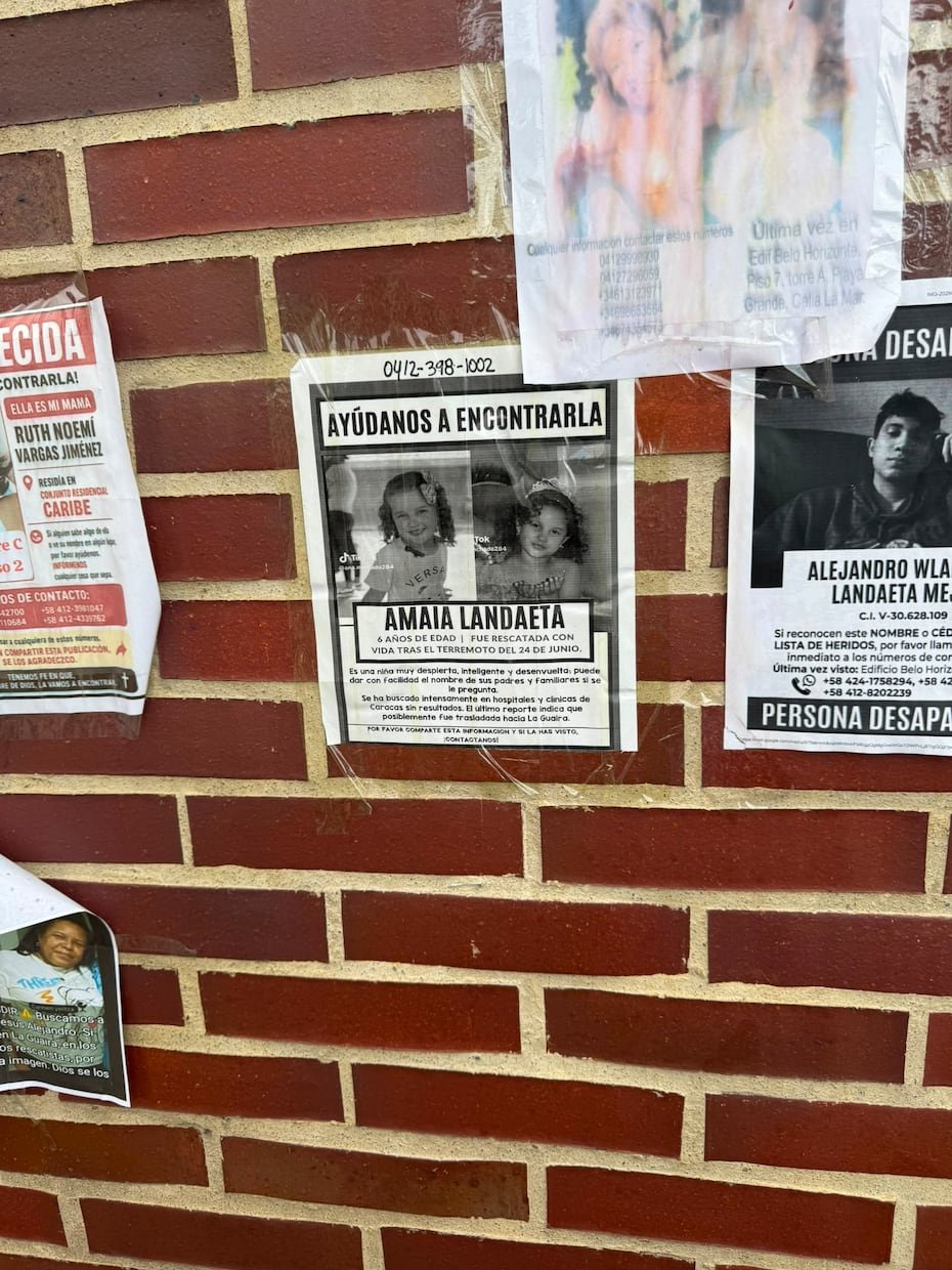 En la imagen, carteles de personas desaparecidas.