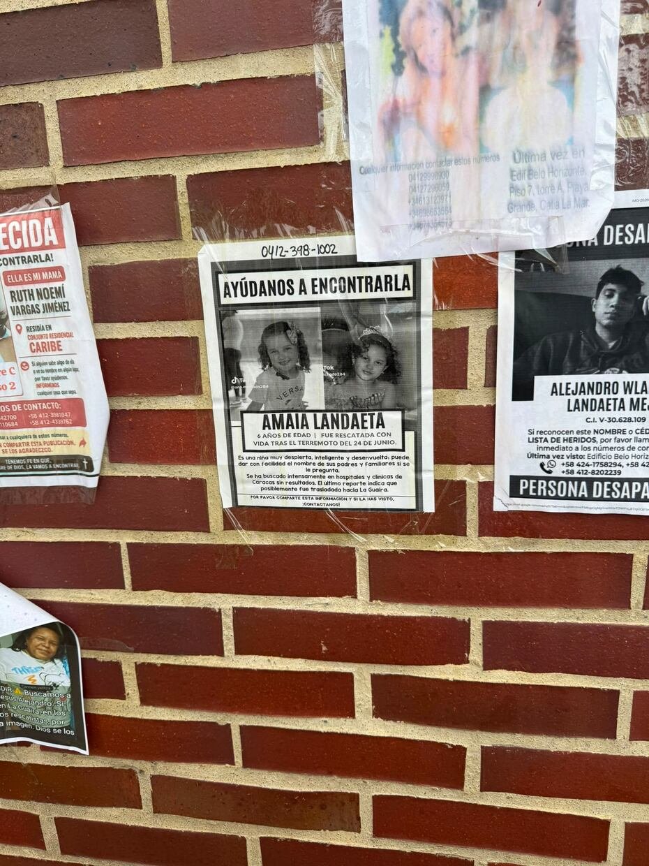 En la imagen, carteles de personas desaparecidas.
