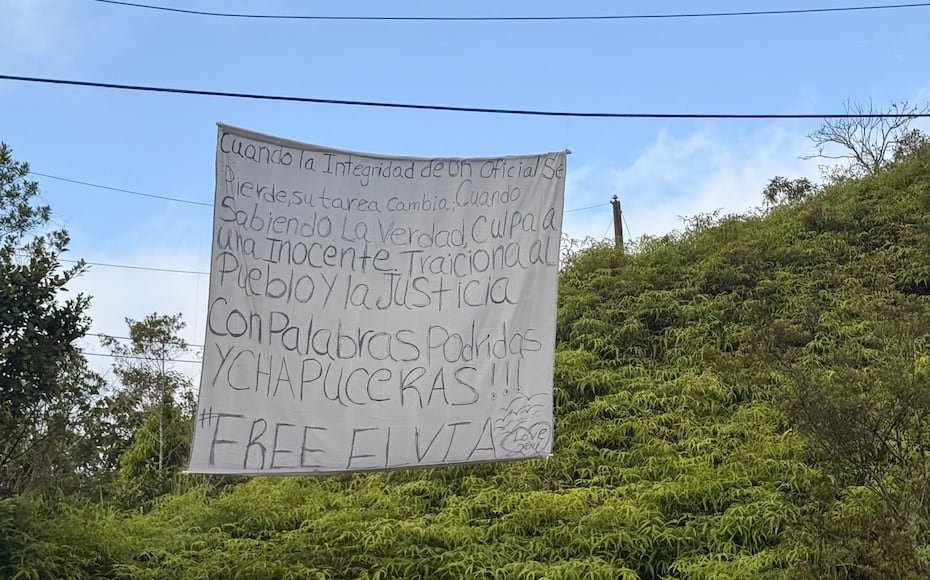 Dos días después, otra sábana fue tendida con un mensaje alusivo al caso. “Cuando la integridad de un oficial se pierde, su tarea cambia. Cuando sabiendo la verdad, culpa a una inocente, traiciona al pueblo y la justicia con palabras podridas y chapuceras. #FreeElvia”,leyó en esta ocasión.
