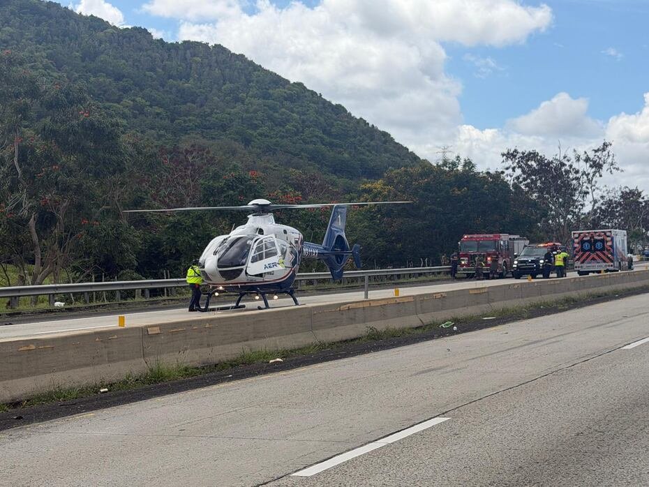 Uno de ellos murió en el acto, otro resultó con heridas de gravedad por lo que fue trasladado en ambulancia aérea al Centro Médico de Puerto Rico, en Río Piedras y los otros tres con lesiones leves,