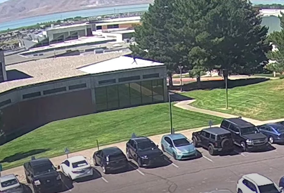 El arresto de Robinson se produjo unas 33 horas después del asesinato. El jueves, el negociado Federal de Investigaciones (FBI) junto a las autoridades locales de Utah exhibieron un vídeo del sospechoso de haber disparado al activista conservador Charlie Kirk en el campus de la Universidad de Utah.