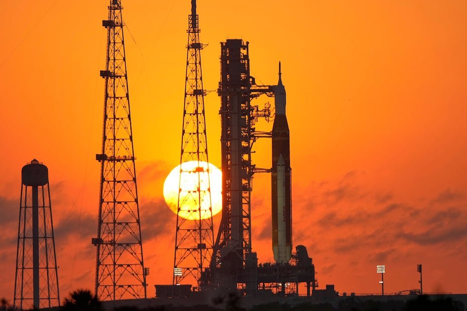 La cuenta atrás de Artemis II se puso en marcha el lunes con un 80% de probabilidad de buen tiempo. Además de validar los sistemas de la cápsula Orion y del cohete SLS, los astronautas también realizarán y orbitarán la Luna, y luego regresarán a la Tierra.