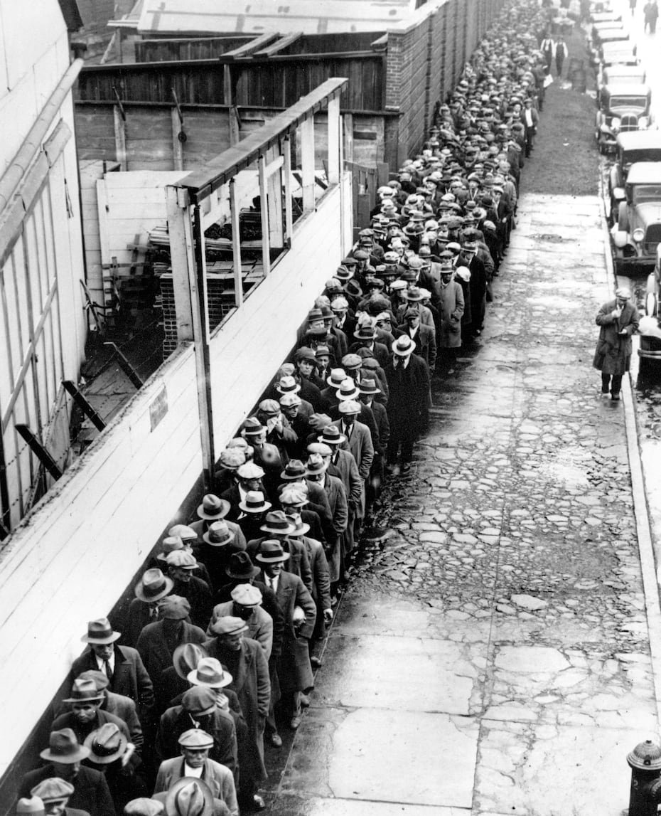 Los senadores estadounidenses Reed Smoot y Willis C. Hawley ampliaron el curso propuesto por el presidente Hoover imponiendo aranceles a múltiples bienes producidos en Canadá y otros países en Europa. La situación contribuyó a profundizar La Gran Depresión que ya experimentaba Estados Unidos y que, entre otros efectos, experimentó un colapso de sus exportaciones en aproximadamente 40%. En la foto, una línea de desempleados y hombres sin hogar se congregaban en un refugio municipal en 1932-33.
(AP Photo)