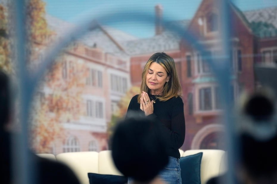 Savannah Guthrie hizo una aparición fuera de cámara el jueves, 5 de marzo de 2026, en los estudios del programa “Today” de NBC, en Nueva York, para agradecer a sus colegas por el apoyo recibido desde que su madre, Nancy, desapareció de su hogar en Arizona hace un mes.