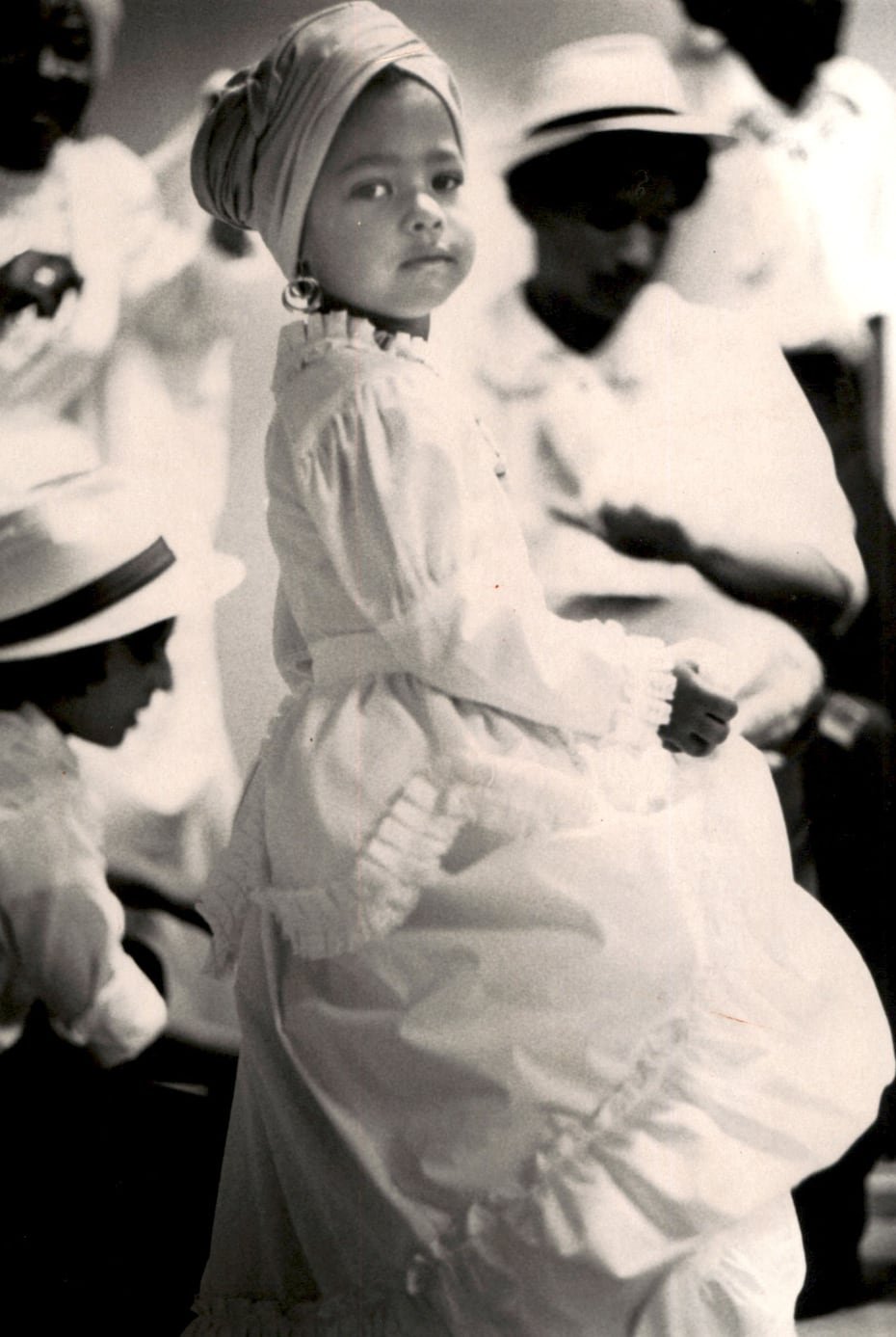La Bomba ha acompañado a los puertorriqueños desde el siglo XVII y todavía nos hace compañía gracias a escuelas como la Escuela de Don Rafael Cepeda y el batey de los Hermanos Ayala que enseñan tambores y bailes a las nuevas generaciones.