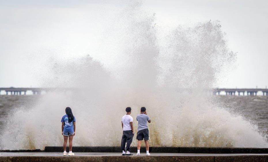 Al tocar tierra, los vientos máximos sostenidos de Bertha alcanzaron las 40 millas por hora (mph) y se esperaba que mantuvieran esa intensidad hasta llegar a la costa norte de Texas el jueves.