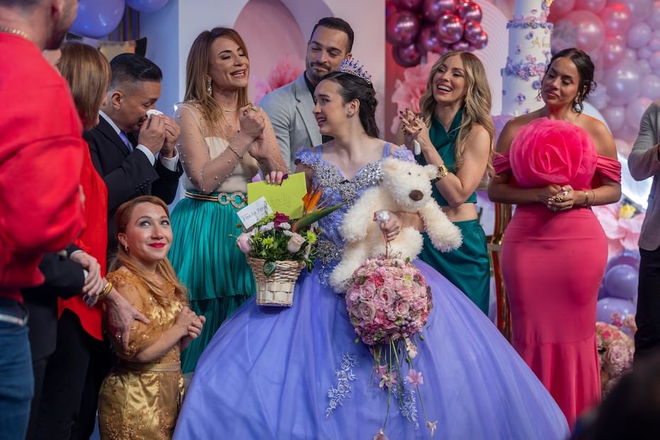 El presentador Jaime Mayol, quien compartió con Ackerly desde sus inicios en el vespertino, llegó a la celebración con detalles para la quinceañera.