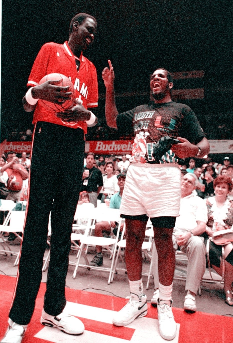 El entonces centro del Heat, Manute Bol (izq.), dialoga con el boricua Ramón Ramos previo a un duelo amistoso entre el Heat y los Nuggets de Denver en 1993. Cuatro años antes, el puertorriqueño sufrió un aparatoso accidente que acabó con su prometedora carrera antes de jugar con los Trail Blazers.