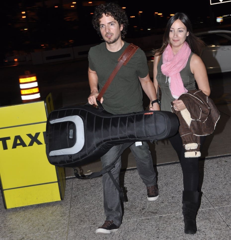 Tommy y Karla se comprometieron en el verano de 2007 durante una cena romántica en un restaurante de Miami, donde el cantante, de rodillas, le entregó el anillo a su novia.