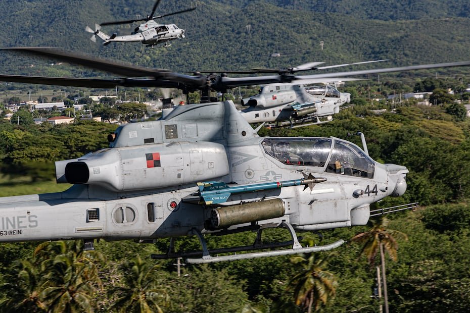 Algunas de las imágenes captadas desde el aire muestran a helicópteros AH-1Z Viper y UH-1Y Venom sobrevolando regiones del sur de Puerto Rico.