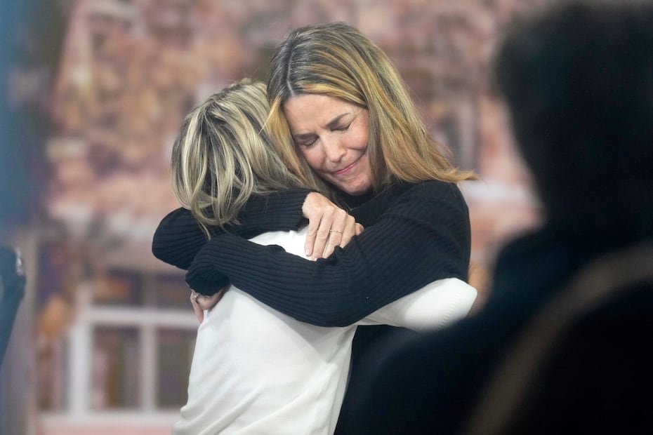 Savannah Guthrie abraza a Dylan Dreyer durante su visita al programa "Today".
