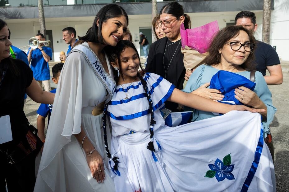 La nicaragüense fue recibida por fanáticos de certámenes, residentes oriundos del país centroamericano y la actual Miss Universe Puerto Rico, Karla Inelisse Guilfú Acevedo.