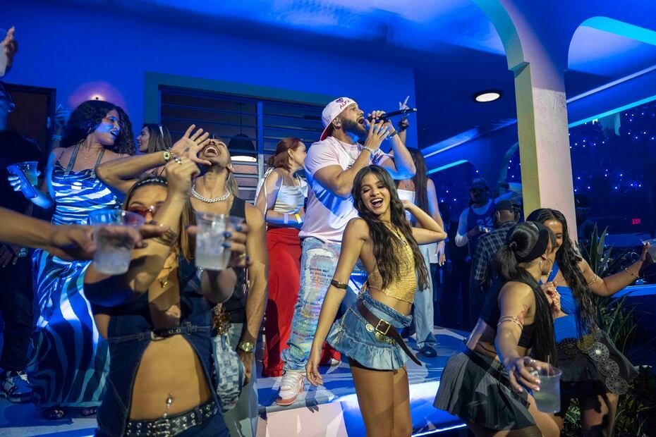 Aunque la función número 22 de la residencia de Bad Bunny no tuvo muchos invitados conocidos en el área VIP, quien se ganó el aplauso del público por su energía y carisma, fue el intérprete dominicano El Alfa.