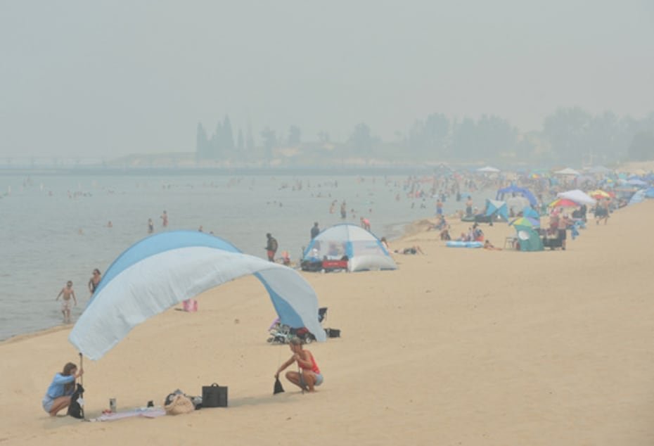 El cielo ennegrecido por los incendios forestales de Canadá cubre Silver Beach y el lago Michigan, el jueves 16 de julio de 2026, en St. Joseph, Michigan.