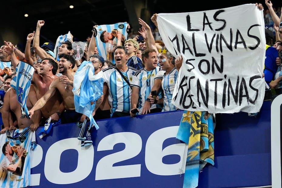 Fanáticos de Argentina sostienen un cartel en referencia a las Islas Malvinas.