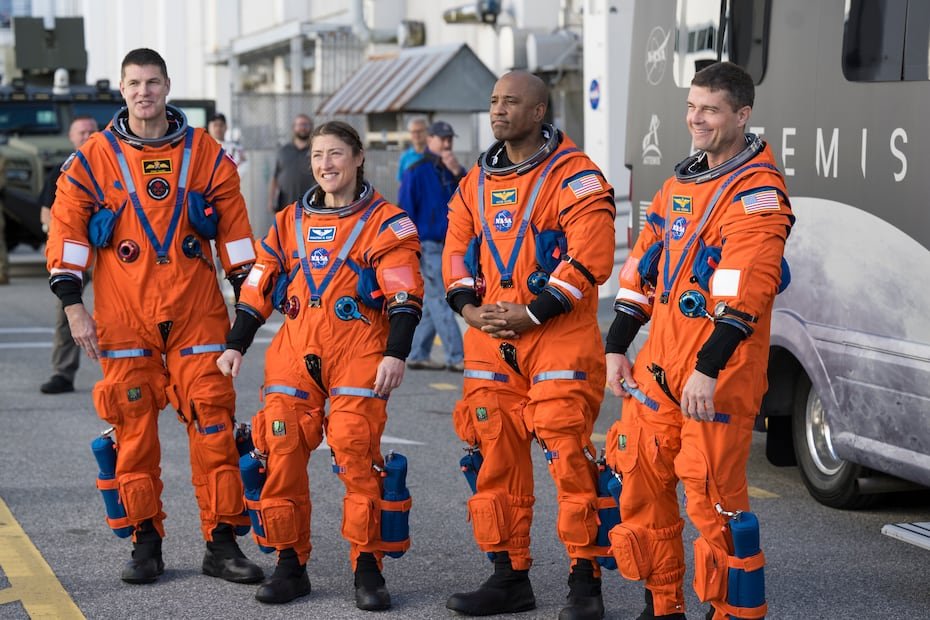 Los astronautas a cargo de la misión (de izquierda a derecha): el astronauta de la Agencia Espacial Canadiense (CSA) Jeremy Hansen; la especialista de misión Christina Koch; el piloto Victor Glover; y el comandante Reid Wiseman.