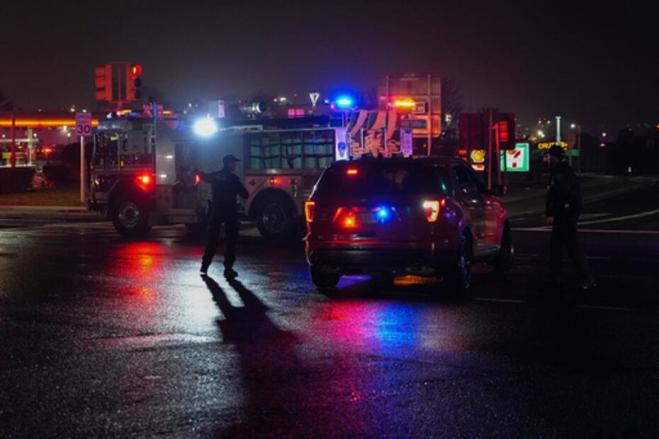 Dos empleados de la Autoridad Portuaria que viajaban en el camión de bomberos sufrieron lesiones que no se creía que pusieran en peligro sus vidas, dijo Kathryn Garcia, directora ejecutiva de la Autoridad Portuaria de Nueva York y Nueva Jersey, que opera el aeropuerto.