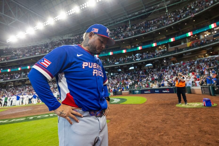 El dirigente Yadier Molina sale del terreno evidentemente afectado por la derrota.
