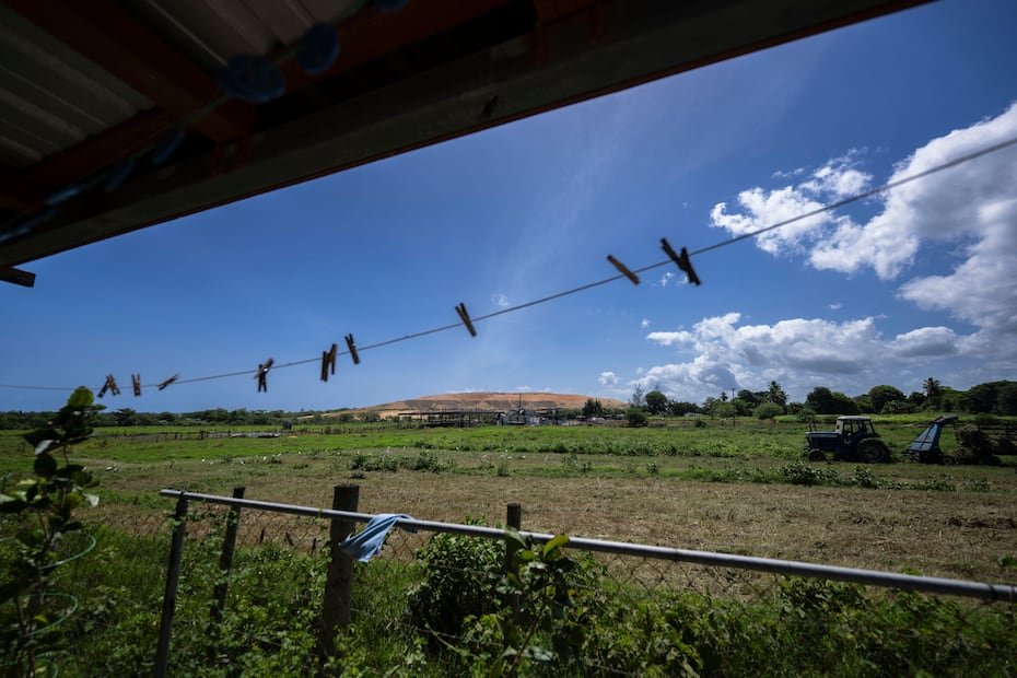 La nube de polvo –que debería ser controlada con agua por los operadores del vertedero– es solo una de las múltiples quejas y querellas que la comunidad ha presentado ante la Agencia federal de Protección Ambiental (EPA, en inglés) y el Departamento de Recursos Naturales y Ambientales (DRNA). FOTO POR: Carlos Rivera Giusti/GFR Media