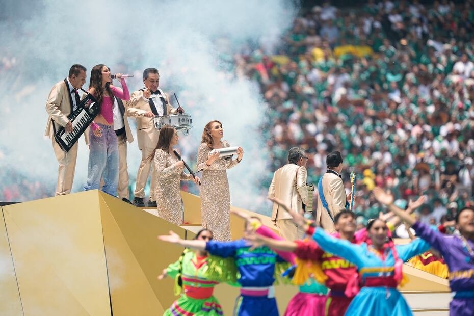 "Por ella" fue interpretada por Belinda y Los Ángeles Azules, otro de los temas más escuchados del disco.